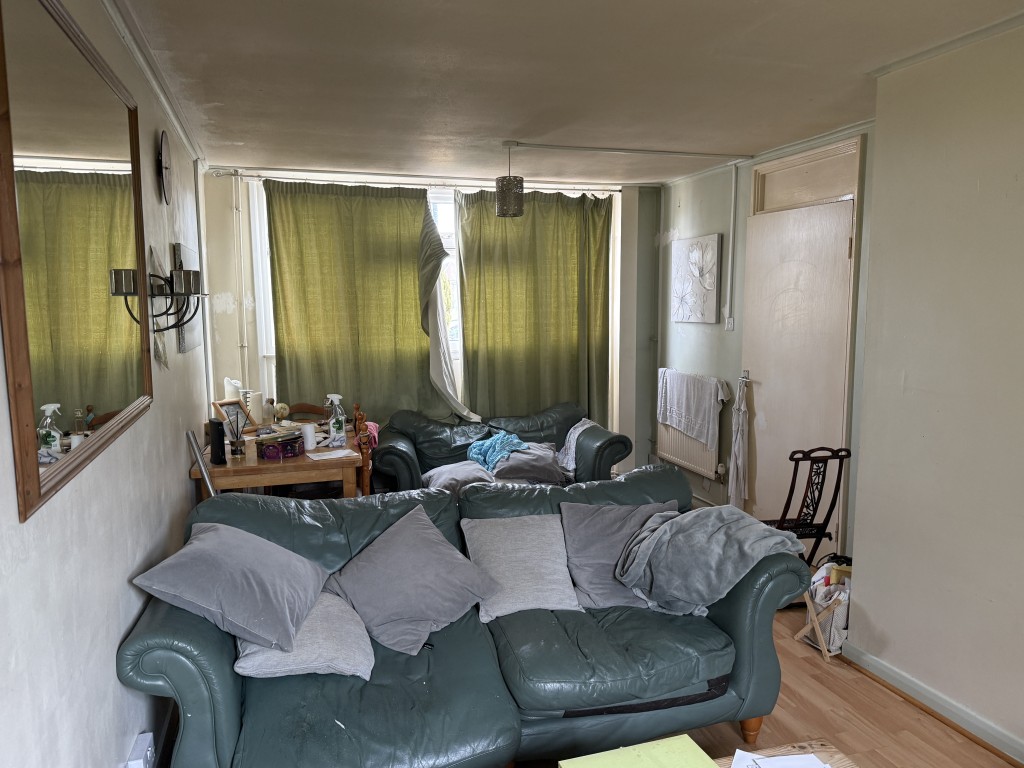 Lot: 165 - HOUSE IN NEED OF IMPROVEMENT - Living Room in House in Need of Refurbishment
